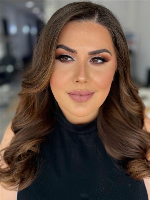 Glam makeup with bouncy brown curls