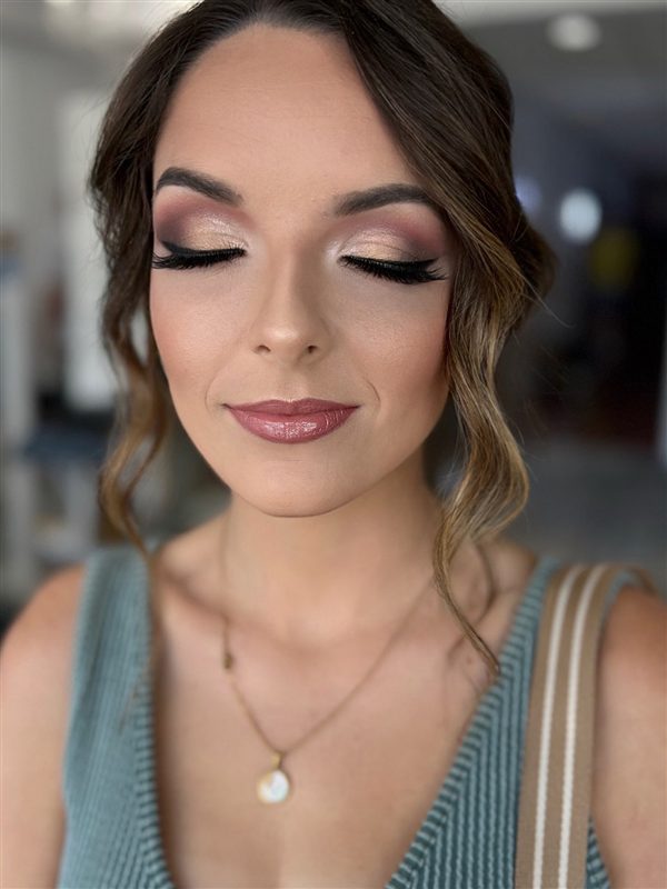 Warm-toned makeup with curled hair